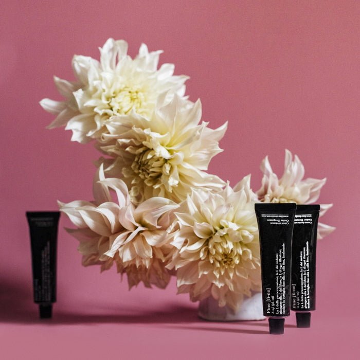 Fine natürliches Deodorant Tube Cedar Bergamot Mood mit Blumen