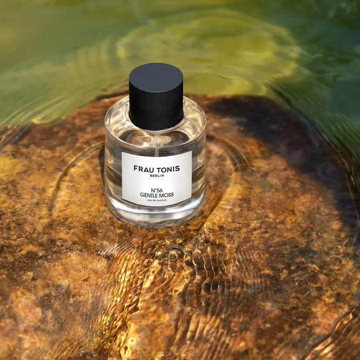 NO 56 Gentle Moss von Frau Tonis - in Teich stehend