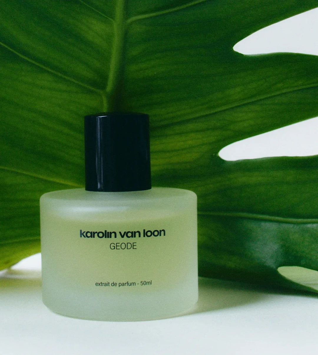 Karolin Van Loon Geode Extrait de Parfum Flakon vor grünem Blatt