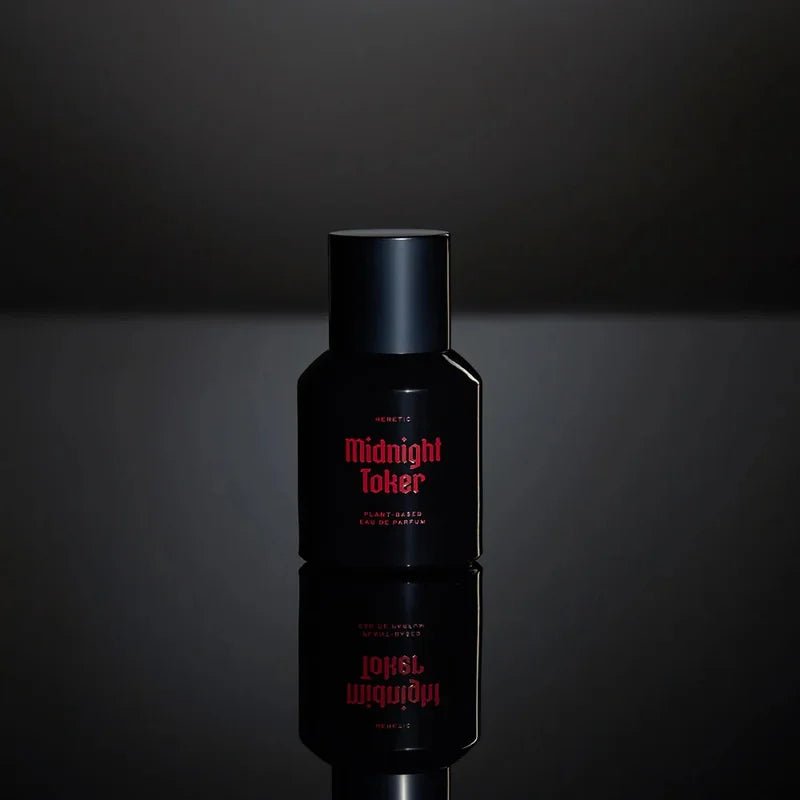 Heretic Parfum Midnight Toker Eau de Parfum - Mood schwarzer Hintergrund