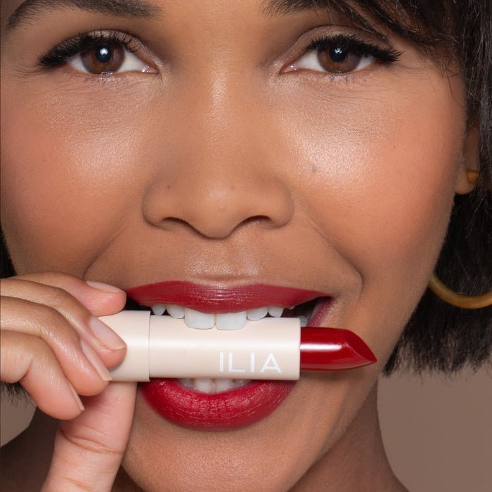 ILIA Color Block Lipstick Tango – tiefes neutrales Rot von Model getragen