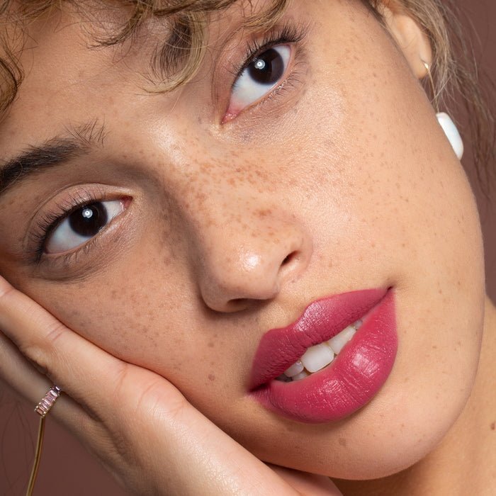 Color Block LILIA Color Block Lipstick Wild Aster – kühles beeriges Braun auf schönen Lippen