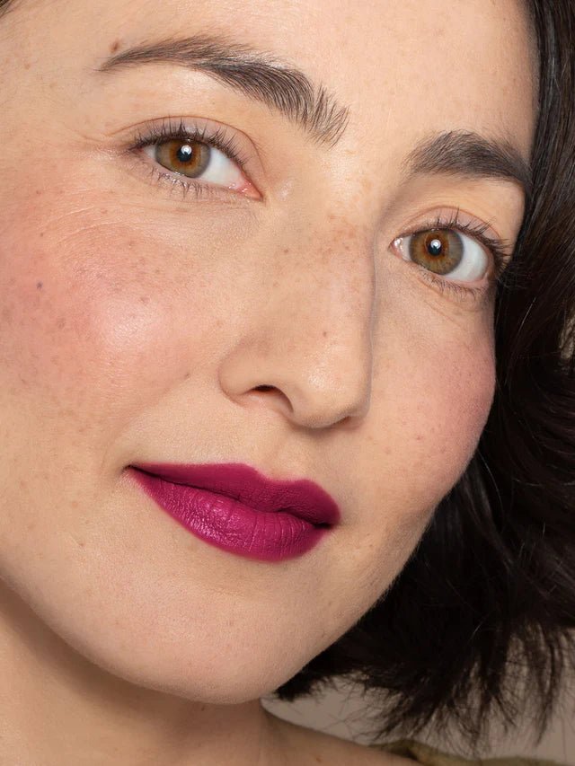 ILIA Color Block Lipstick Ultra Violet – kühles Violett auf schönen Lippen