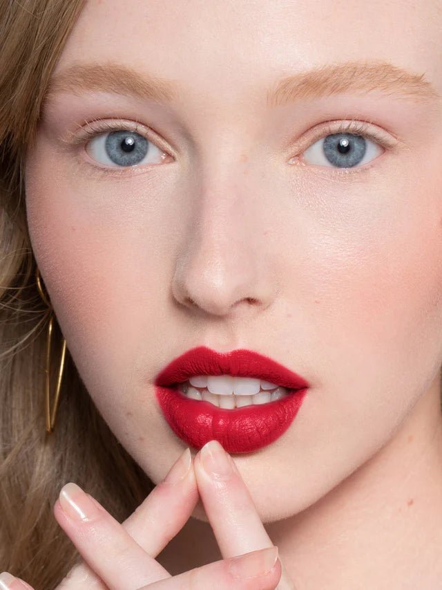 ILIA Color Block Lipstick True Red – klassisches Rot auf Lippen