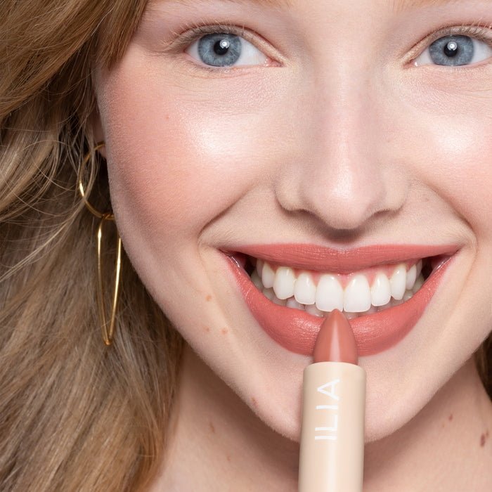 ILIA Color Block Amberlight Swatch in neutralem Nude auf Lippen