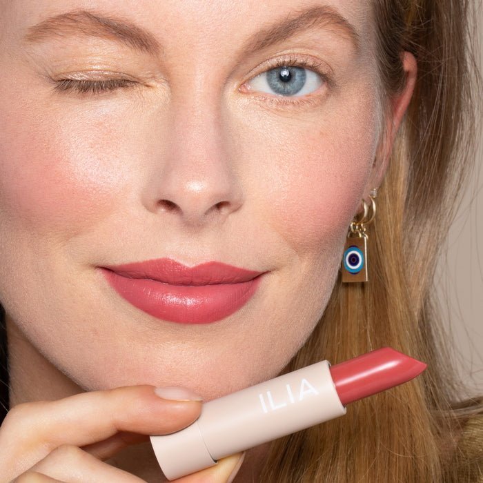 ILIA Color Block Lipstick Rococco – warmes Blütenrosa süß auf Lippen