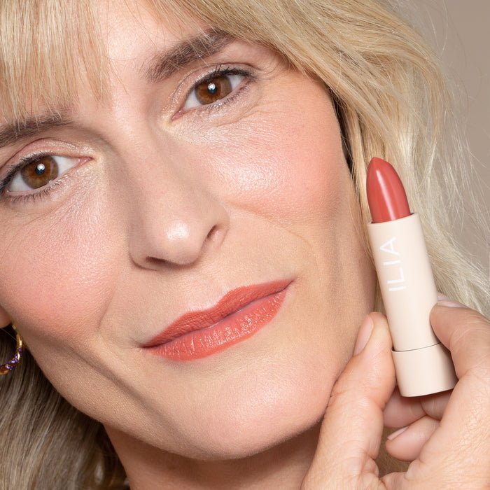 ILIA Color Block Lipstick Cinnabar von Model getragen