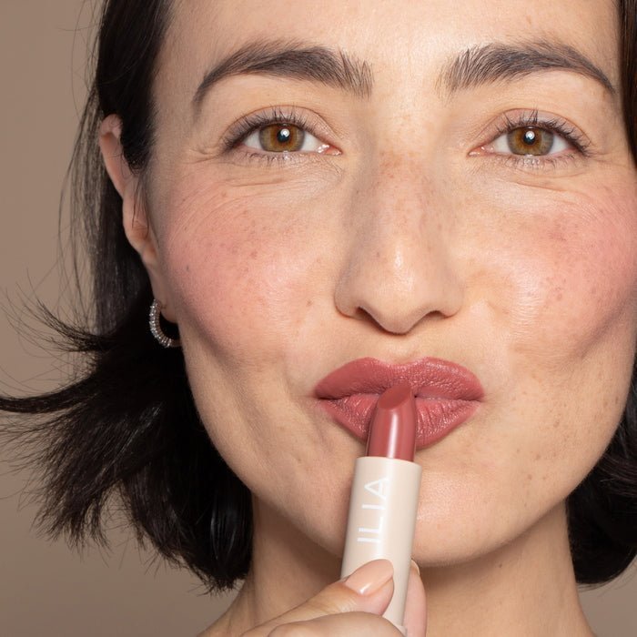 ILIA Color Block Lipstick Marsala – neutrales kühles Braun auf Lippen