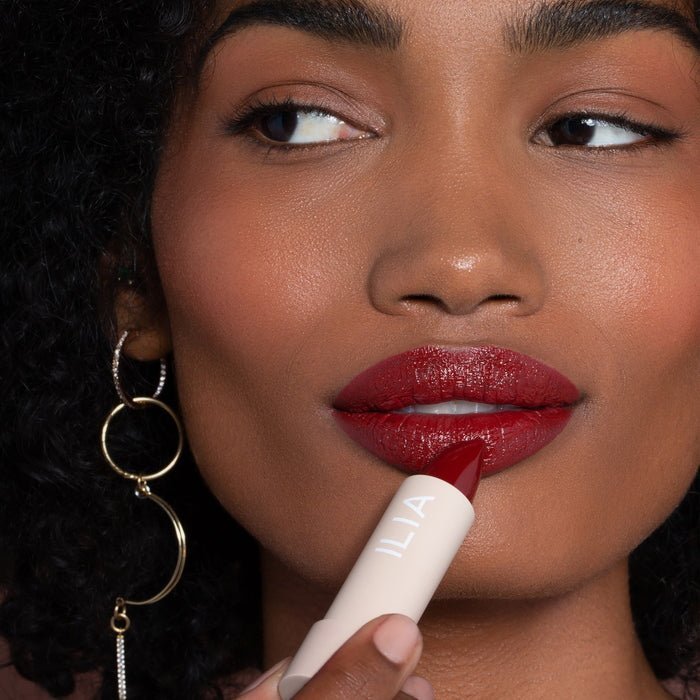 ILIA Color Block Lipstick Rumba auf schönen Lippen