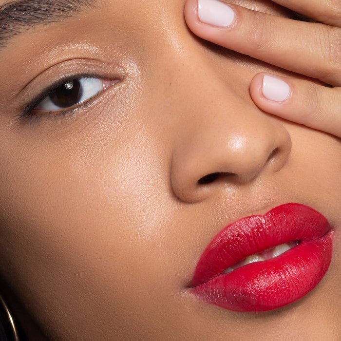 ILIA Color Block Lipstick True Red – verführerisch auf Lippen