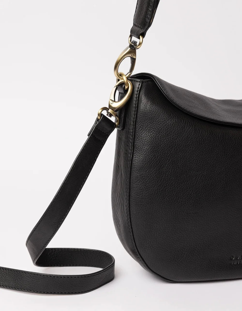 Detail der O My Bag Lana Black mit schwarzem Lederriemen und goldfarbenen Metallbeschlägen