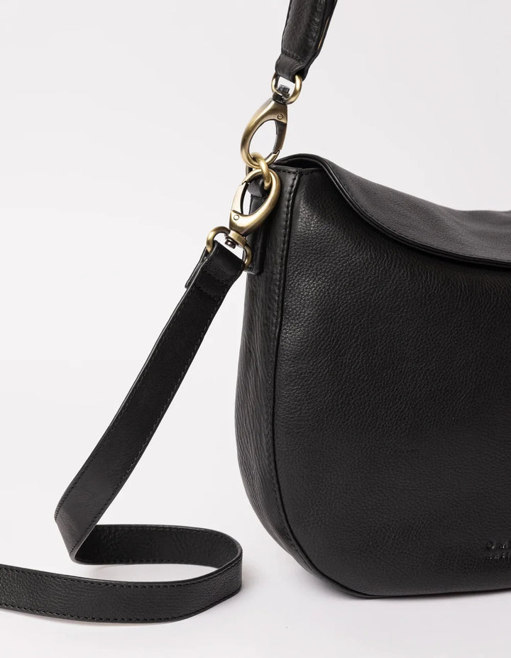 Detail der O My Bag Lana Black mit schwarzem Lederriemen und goldfarbenen Metallbeschlägen