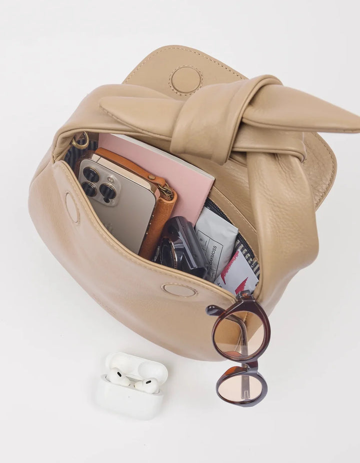 Innenansicht der O My Bag Coco Croissant mit persönlichen Gegenständen und Innenfächern