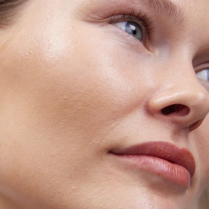 Pure U. Bronzing Balm Cool Sand - Model mit natürlichem Bronze-Glow, für helle Hauttypen geeinget