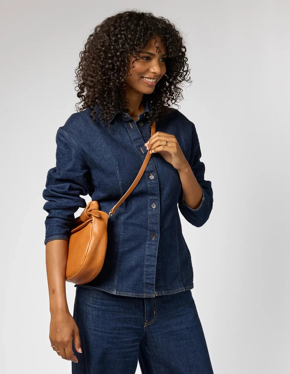 O My Bag Coco Croissant Wild Oak als Umhängetasche zum dunkelblauen Outfit