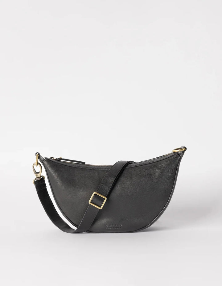 O My Bag Leo Midi Twisted Black – Rückseite mit verstellbarem Lederriemen und goldfarbenen Beschlägen