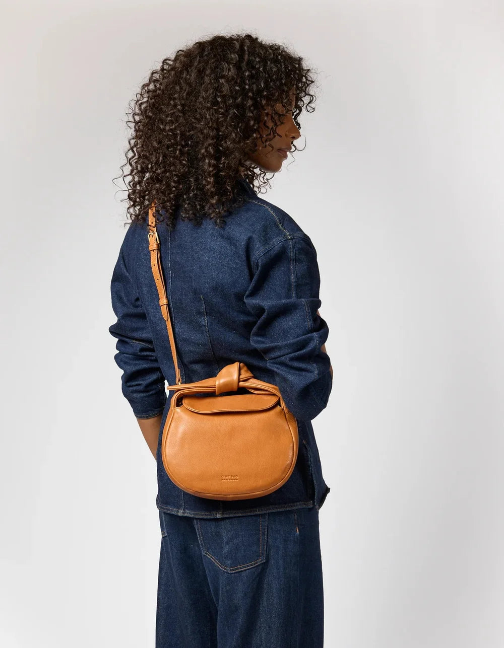 O My Bag Coco Croissant aus Echtleder – seitliche Ansicht am Model