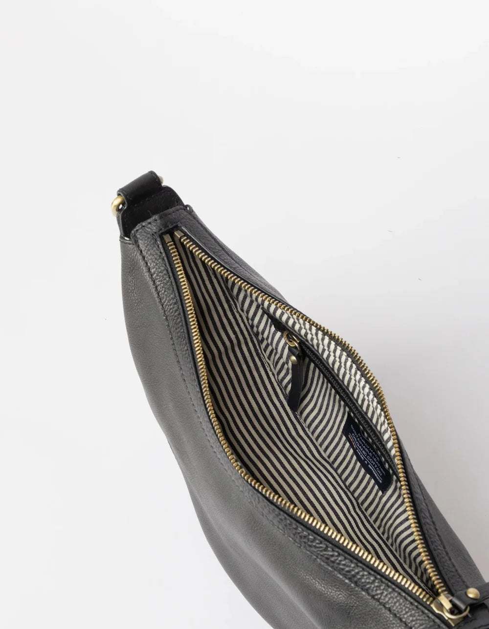 Innenansicht der O My Bag Leo Midi mit gestreiftem Baumwollfutter und Reißverschlussfach