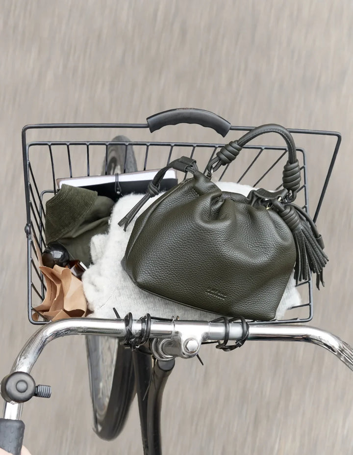 O My Bag Kiki Mini Moss als kleine Ledertasche am Fahrrad