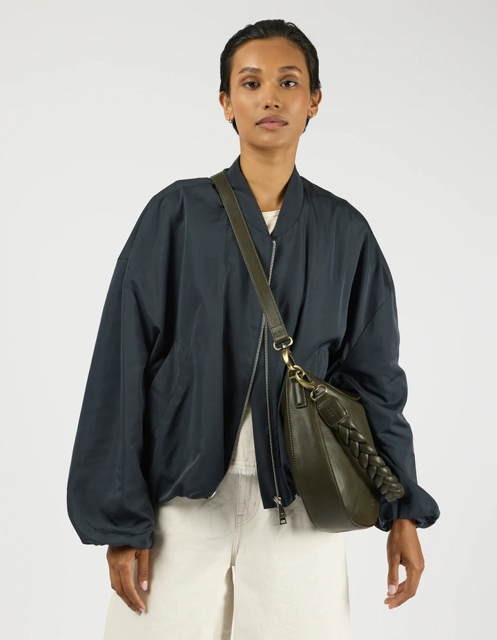 O My Bag Lana in Moosgrün als Crossbody Bag getragen