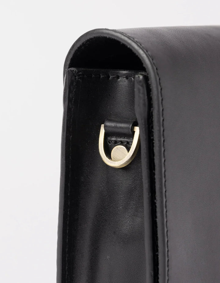 O My Bag Audrey Mini – Detail der Seitenansicht mit antikmessingfarbenen Beschlägen