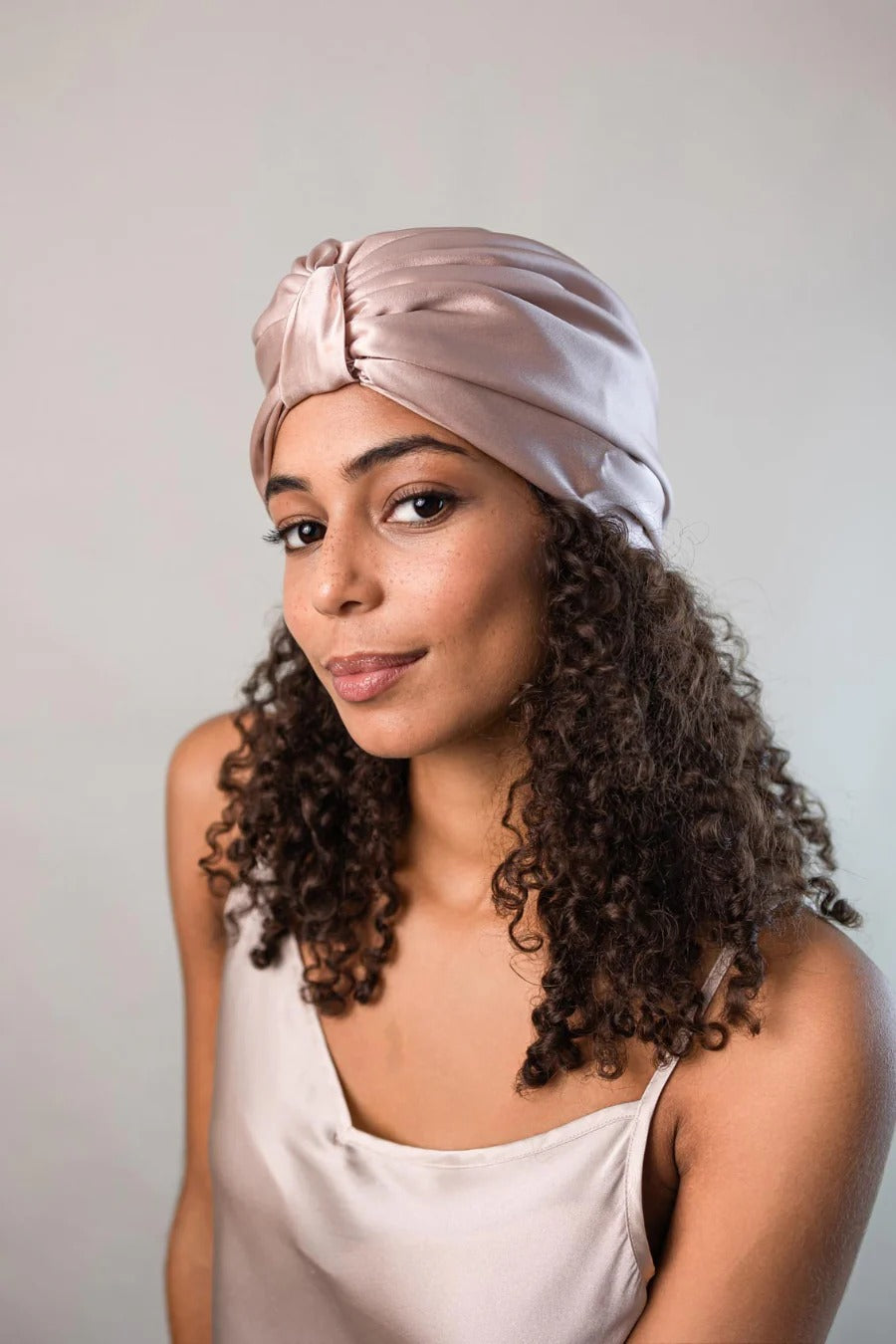 Curly’n Covered Schlafhaube aus Seide in Sand, seitliche Ansicht