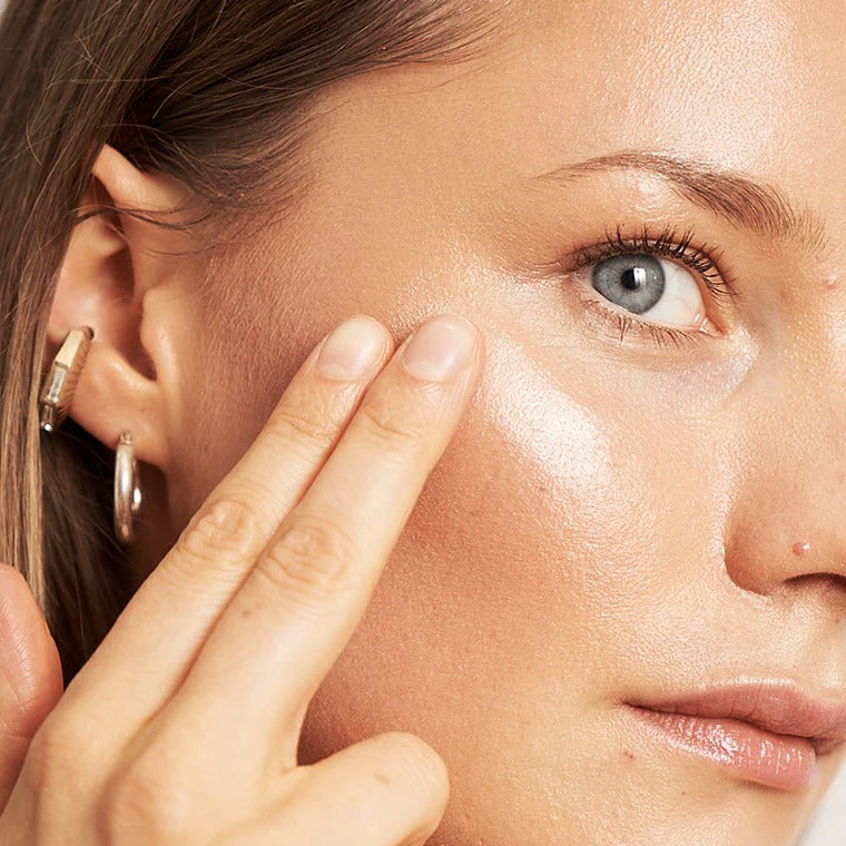 Model mit Champagne Dew Highlighter Balm - natürlicher Highlighter ohne Glitzer