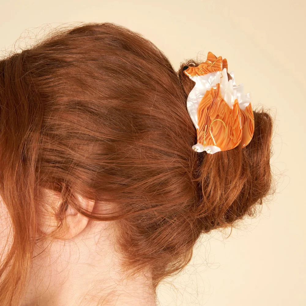 Fox Hair Claw von Coucou Suzette in orange-weißem Fuchsdesign im Haar getragen