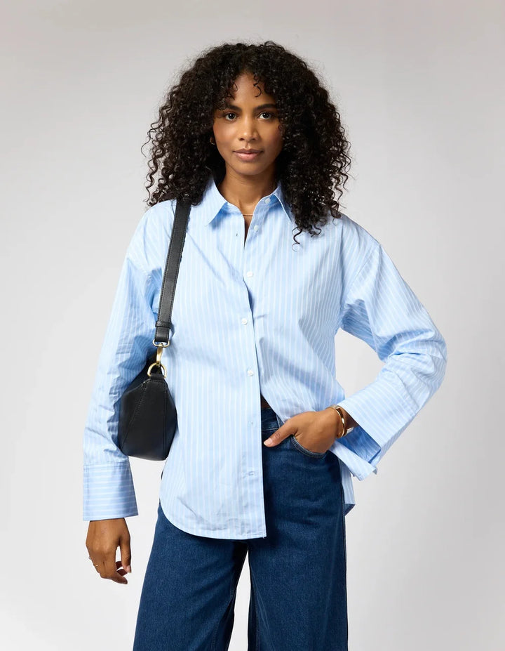 O My Bag Leo Midi Twisted Black – lässige Ledertasche zum hellblauen Outfit kombiniert