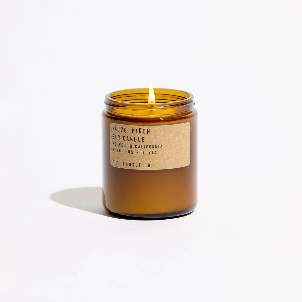 Pinon Candle mit brennendem Docht