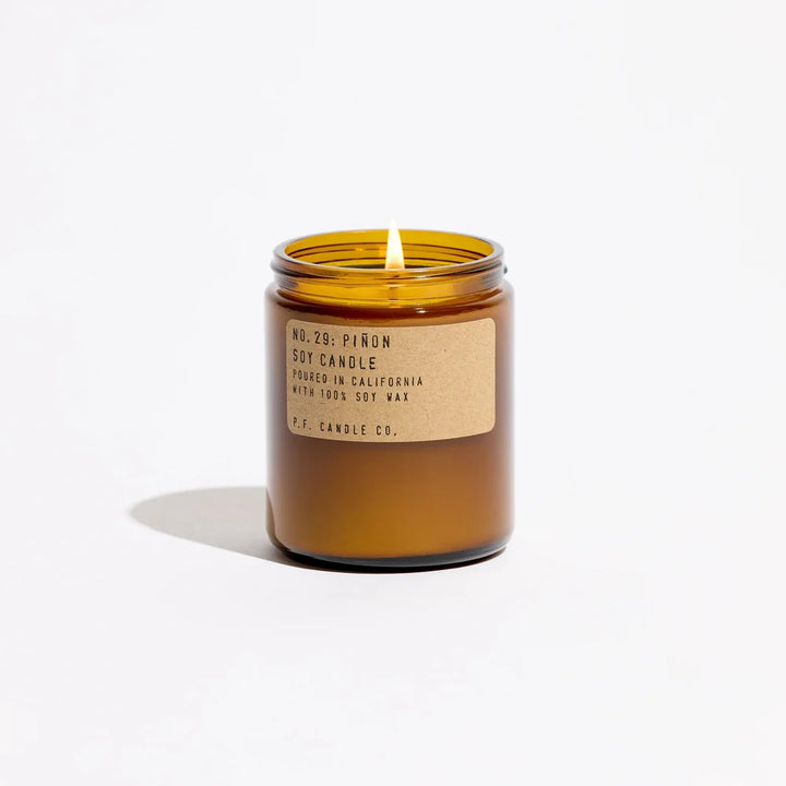 Pinon Candle mit brennendem Docht