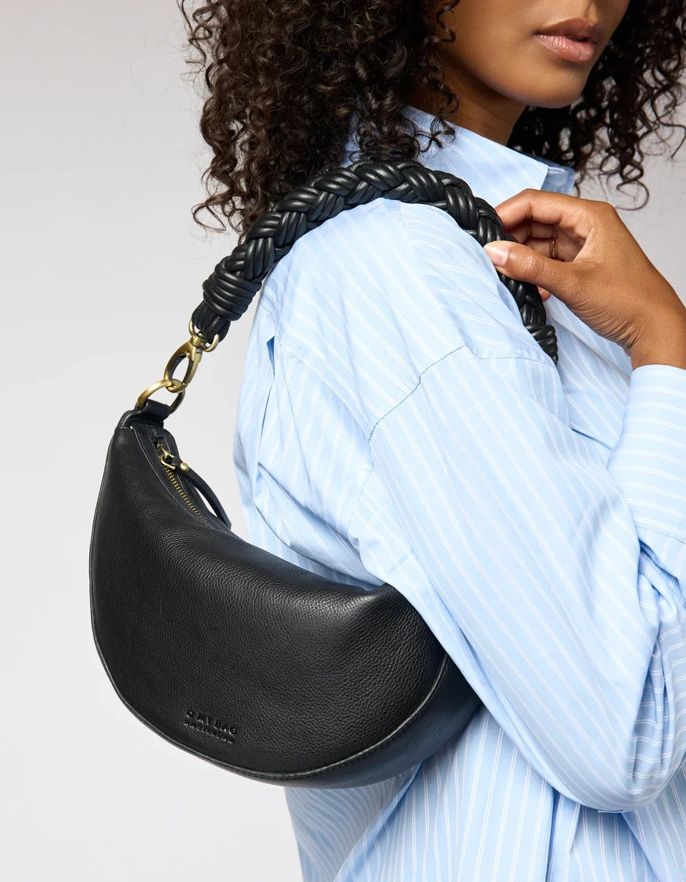 O My Bag Leo Midi Twisted – Detail der schwarzen Schultertasche am Model