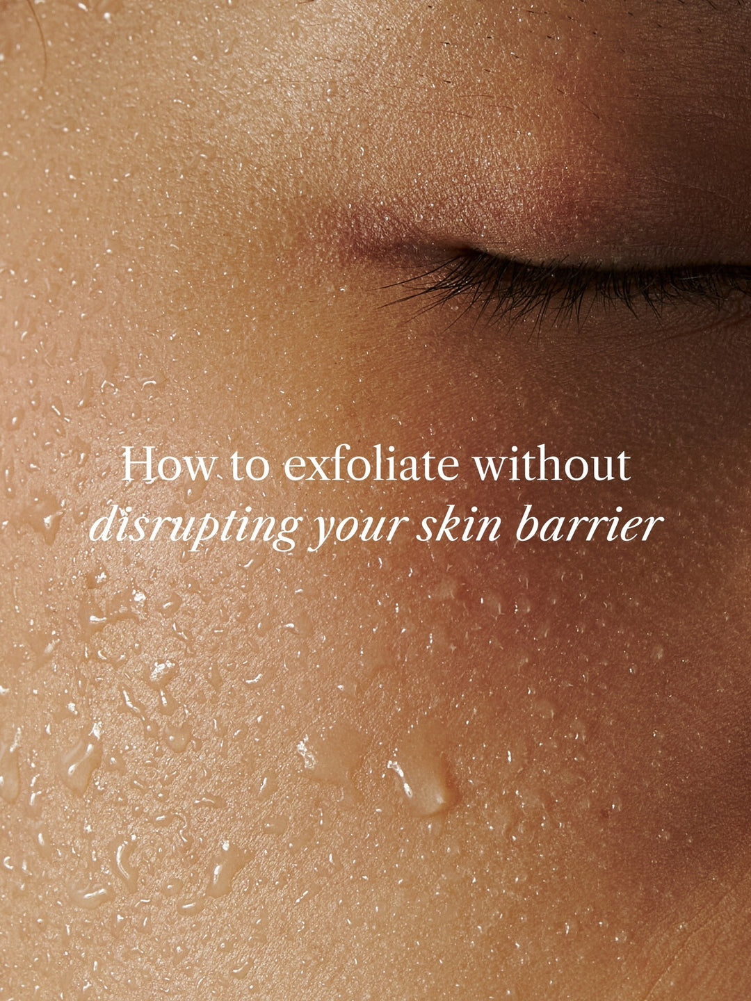 Texturaufnahme mit feinen Wassertropfen auf der Haut – Ancient Earth Facial Exfoliant