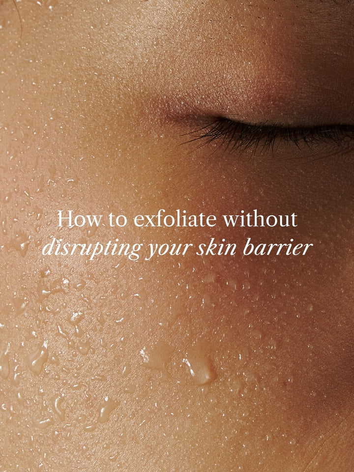 Texturaufnahme mit feinen Wassertropfen auf der Haut – Ancient Earth Facial Exfoliant