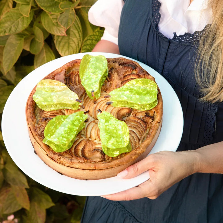 Mehrere Pear Hair Claws von Coucou Suzette dekorativ auf einem Birnenkuchen