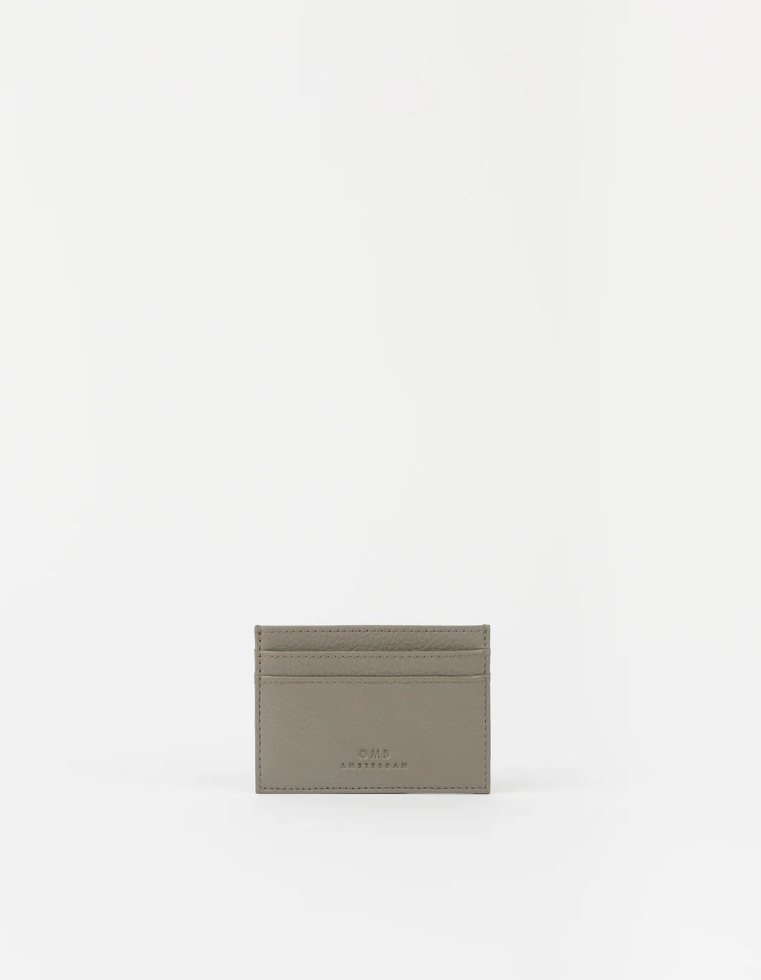 O My Bag Mark's Cardcase Clay – Vorderansicht des graubeigen Kartenetuis aus Soft-Grain-Leder