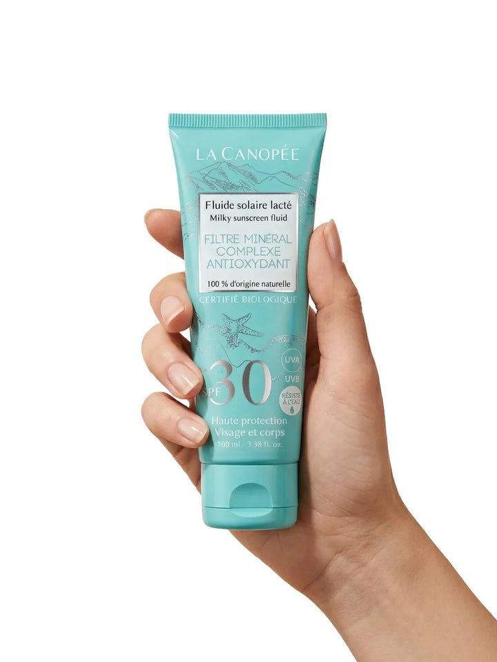 La Canopée Milky Sunscreen Fluid SPF30 - hochgehalten