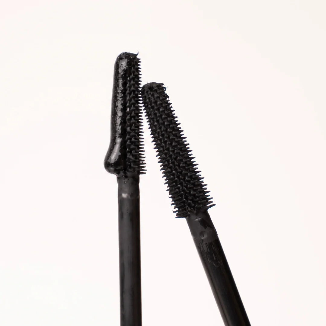 Pure U. Lengthening Mascara – Nahaufnahme der schlanken Silikonbürste mit feinen Borsten