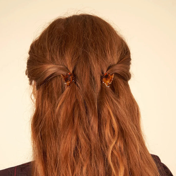 Bird Mini Hair Claw Duo von Coucou Suzette in einer verspielten Half-up-Frisur
