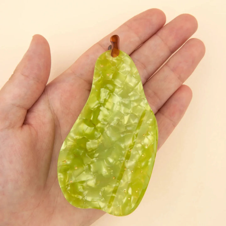 Pear Hair Claw von Coucou Suzette auf einer Handfläche