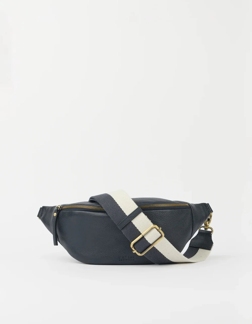 O My Bag Niko Universe Blue – Vorderansicht der länglichen Leder-Bauchtasche mit verstellbarem Textilgurt