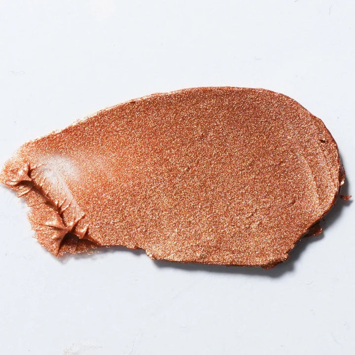 Radiant Tan Highlighter Balm Swatch auf Haut - warmer goldener Highlighter