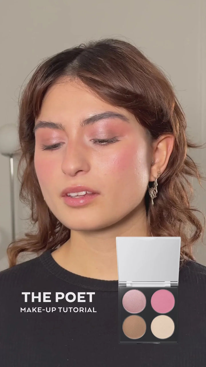 Model mit weichem Augen-Make-up und UND GRETEL Face Palette The Poet in der Hand