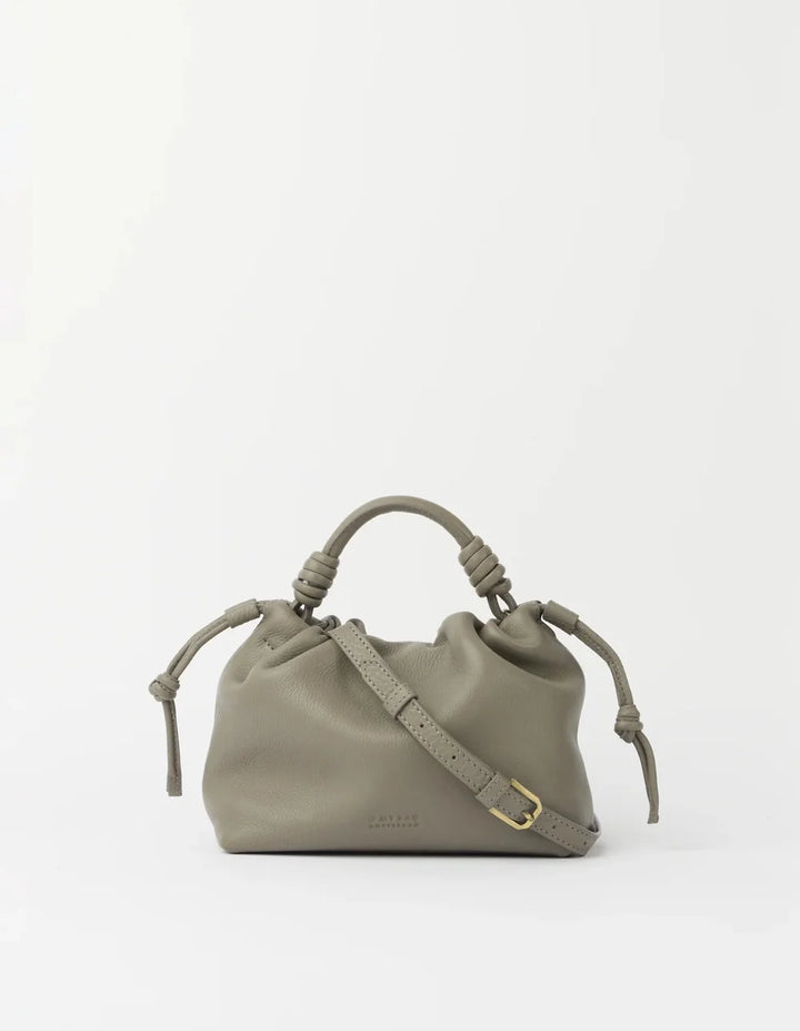 O My Bag Kiki Mini Clay – Rückansicht mit verstellbarem Crossbody-Riemen