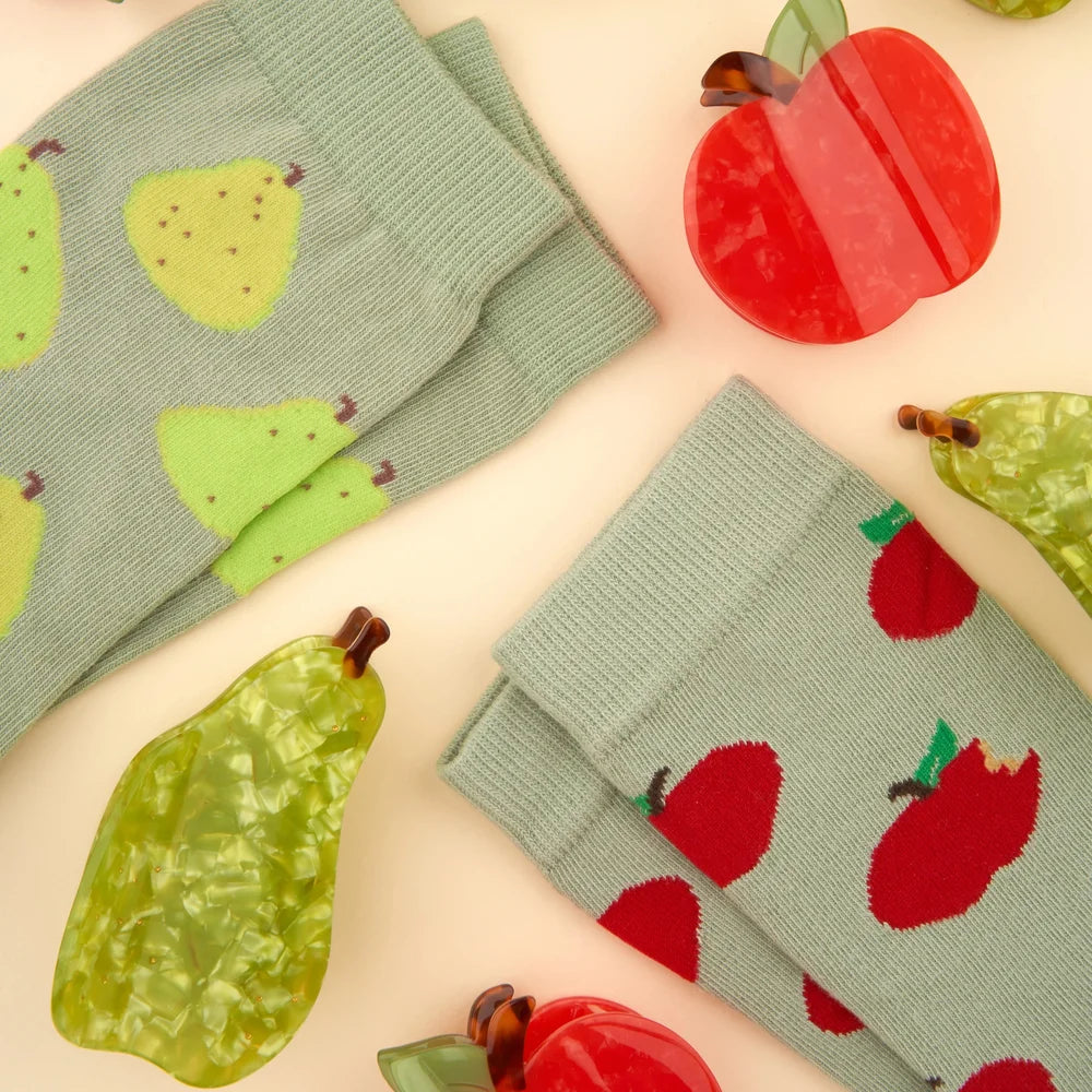 Grüne Birnen-Haarklammer von Coucou Suzette mit Socken