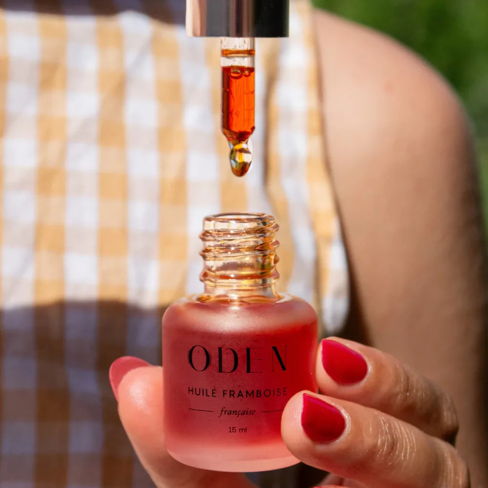 French Raspberry Oil von Oden - geöffnet, in Hand gehalten 
