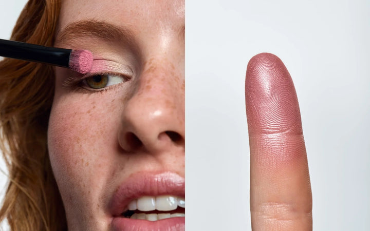 Close-up mit roséfarbenem Augen-Make-up und Finger-Swatch aus der UND GRETEL Face Palette The Poet