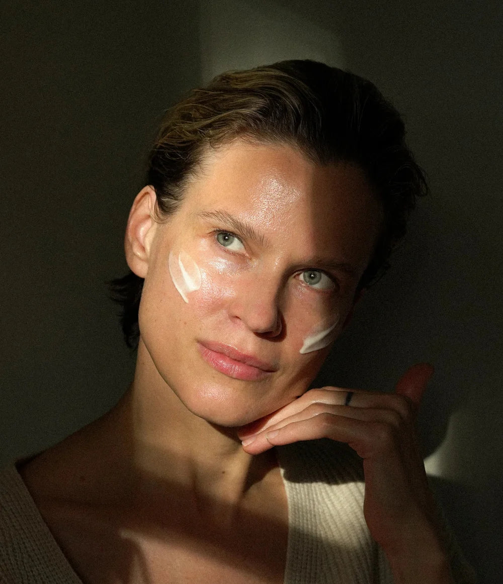 The Adaptogen Biomimetic Barrier Cream von ruhi - auf Haut aufgetragen