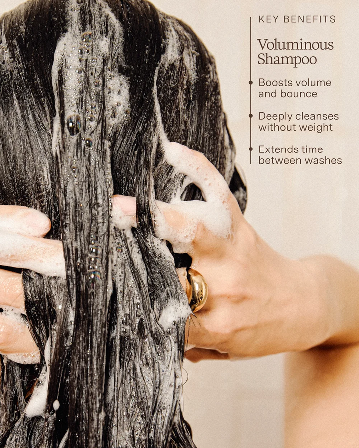 Frau wäscht ihr Haar mit Rahua Voluminous Shampoo unter der Dusche - Key Benefits