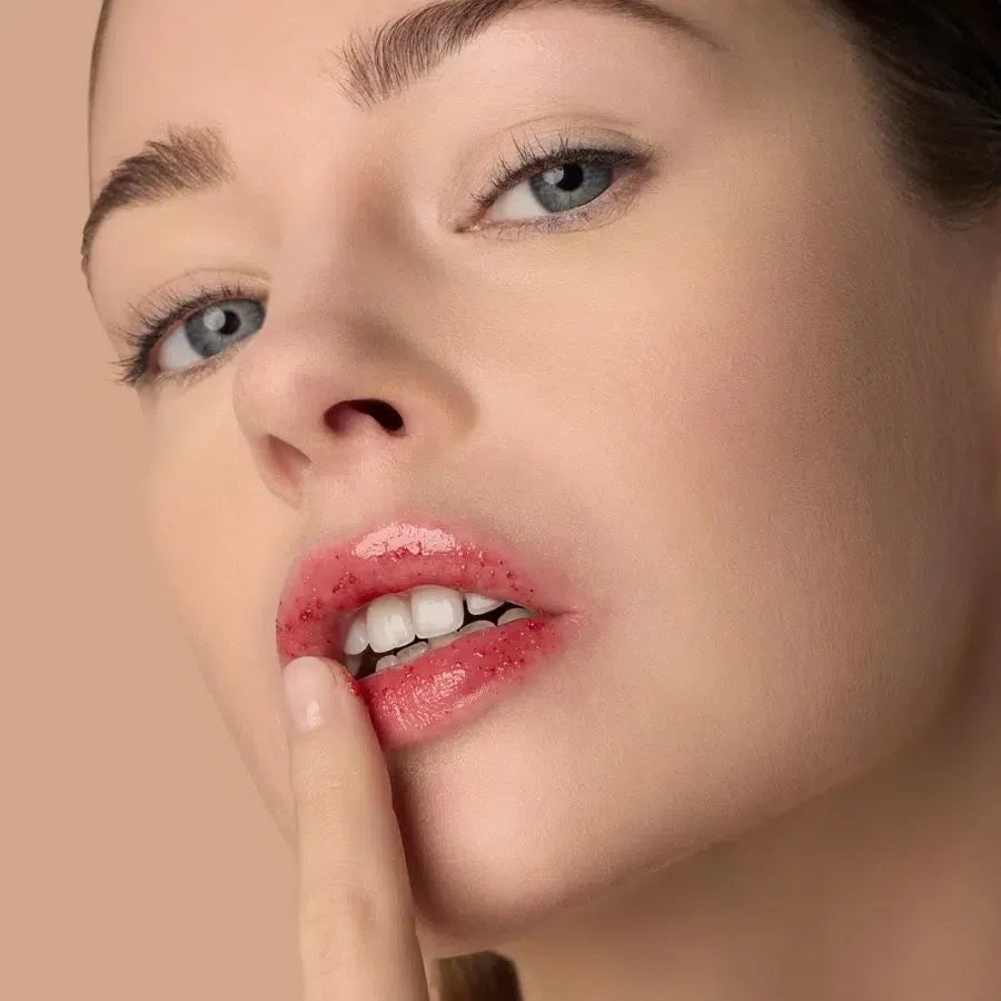 Le Rouge Français Lip Scrub Apollon – Anwendung am Mund, Model trägt Peeling auf die Lippen auf